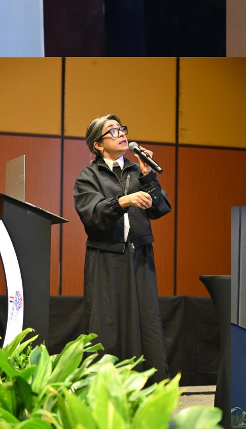 Silvi hablando con micrófono en un congreso