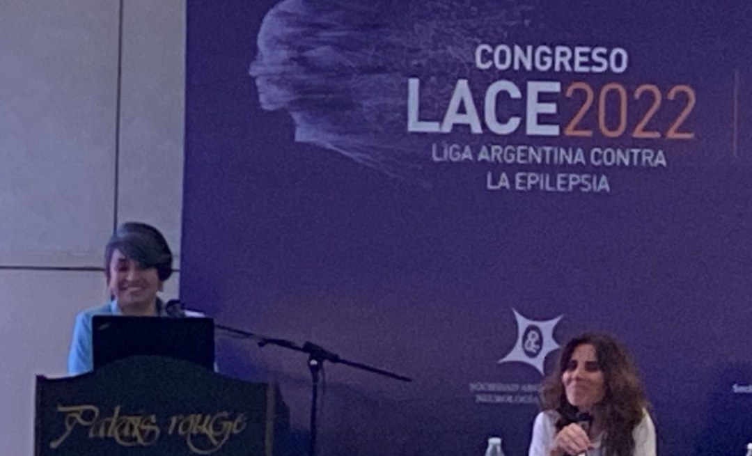 Silvi disertando en el Congreso LACE 2022