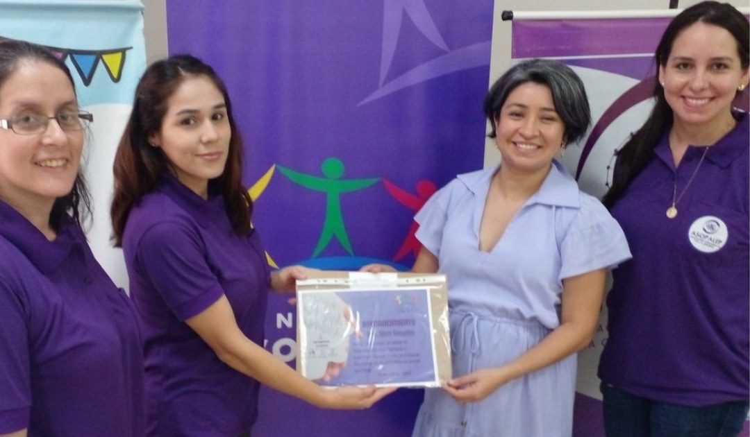 Silvi recibiendo un reconocimiento de una asociación de pacientes